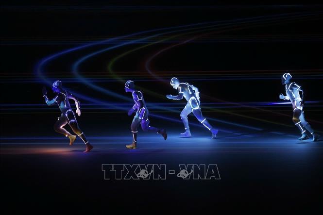 Chương 1 của lễ khai mạc đưa khán giả quay ngược thời gian về nguồn cội SEA Games, khi Thái Lan tổ chức kỳ đầu tiên năm 1959 cũng tại Bangkok. Nước chủ nhà muốn khơi dậy niềm đam mê thể thao ở các khán giả. Ảnh: Minh Quyết - PV TTXVN từ Thái Lan