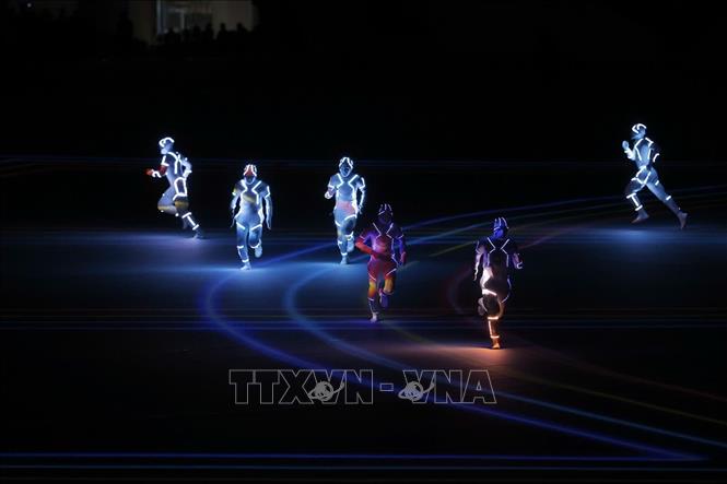 Chương 1 của lễ khai mạc đưa khán giả quay ngược thời gian về nguồn cội SEA Games, khi Thái Lan tổ chức kỳ đầu tiên năm 1959 cũng tại Bangkok. Nước chủ nhà muốn khơi dậy niềm đam mê thể thao ở các khán giả. Ảnh: Minh Quyết - PV TTXVN từ Thái Lan