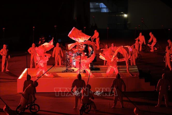 Chương 1 của lễ khai mạc đưa khán giả quay ngược thời gian về nguồn cội SEA Games, khi Thái Lan tổ chức kỳ đầu tiên năm 1959 cũng tại Bangkok. Nước chủ nhà muốn khơi dậy niềm đam mê thể thao ở các khán giả. Ảnh: Minh Quyết - PV TTXVN từ Thái Lan