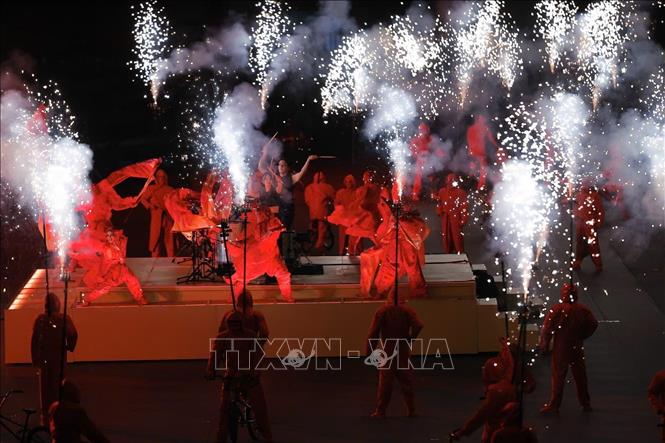 Chương 1 của lễ khai mạc đưa khán giả quay ngược thời gian về nguồn cội SEA Games, khi Thái Lan tổ chức kỳ đầu tiên năm 1959 cũng tại Bangkok. Nước chủ nhà muốn khơi dậy niềm đam mê thể thao ở các khán giả. Ảnh: Minh Quyết - PV TTXVN từ Thái Lan