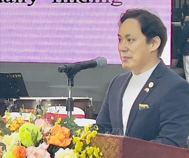 Hoạ sĩ Minh Đàm chia sẻ tại lễ khai mạc triển lãm. Ảnh: Tuyết Mai - TTXVN