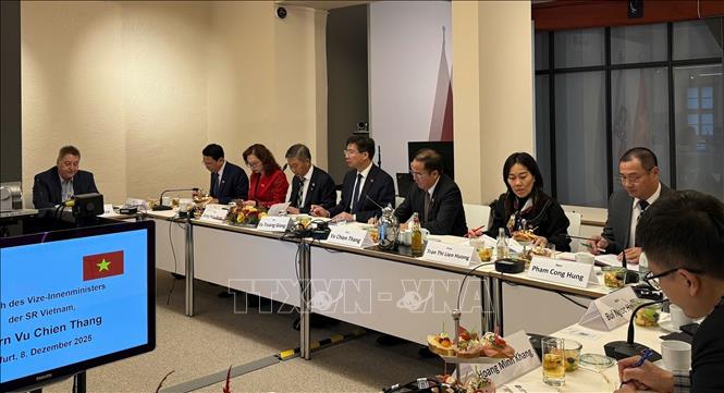 The delegation from the Ministry of Home Affairs talks to leaders of Thuringia state. VNA Photo: Thu Hằng