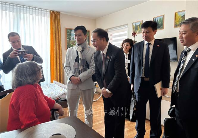 The delegation from the Ministry of Home Affairs visits John F. Kennedy nursing home under Vivantes Hospital Group in Berlin. VNA Photo: Thu Hằng
