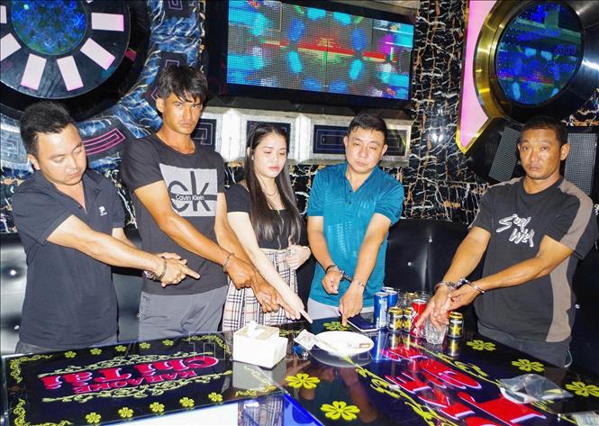 Các đối tượng dương tính với ma túy. Ảnh: TTXVN phát