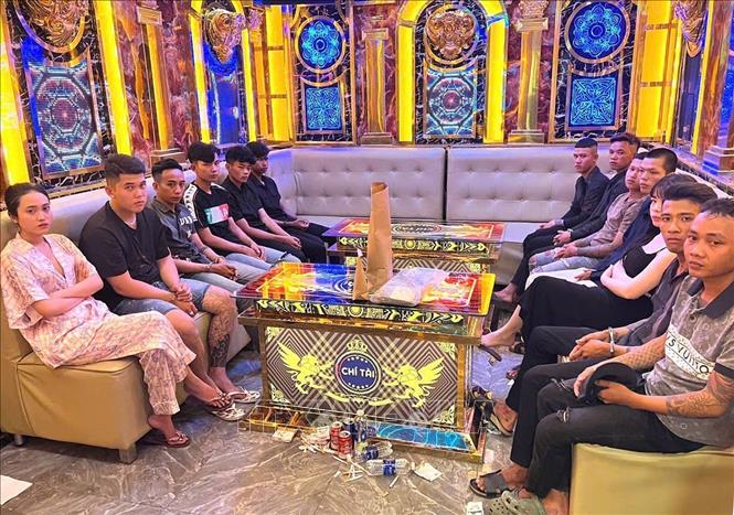 Các đối tượng dương tính với ma túy. Ảnh: TTXVN phát