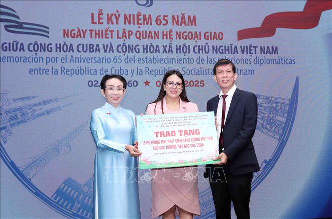 Bà Trương Thị Hiền, Chủ tịch Hội Hữu nghị Việt Nam – Cuba Thành phố Hồ Chí Minh và ông Nguyễn Khắc Văn, Quyền Tổng Biên tập Báo Sài Gòn Giải Phóng trao 15 hệ thống điện mặt trời lắp tại các trường tiểu học ở Cuba cho bà Ariadne Feo Labrada, Tổng Lãnh sự Cộng hòa Cuba tại Thành phố Hồ Chí Minh. Ảnh: Xuân Khu-TTXVN