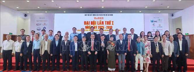 Ban Chấp hành Hiệp hội Bất động sản TP. Hồ Chí Minh nhiệm kỳ 2025-2030 ra mắt đại hội. Ảnh: Huyền Trang - TTXVN