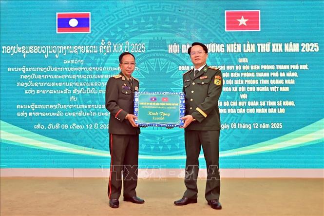 Ban Chỉ huy Bộ đội Biên phòng thành phố Huế tặng quà Bộ Chỉ huy Bộ đội Biên phòng tỉnh Sê Kông. Ảnh: TTXVN phát 