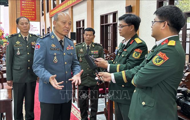 Đại tướng Sao Sokha, Tư lệnh Bộ Tư lệnh Hiến binh, Phó Tổng Tư lệnh Quân đội Hoàng gia Campuchia (RCAF) trả lời phỏng vấn các cơ quan báo chí Việt Nam. Ảnh: Thanh Liêm - TTXVN