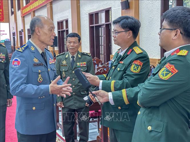 Đại tướng Sao Sokha, Tư lệnh Bộ Tư lệnh Hiến binh, Phó Tổng Tư lệnh Quân đội Hoàng gia Campuchia (RCAF) trả lời phỏng vấn các cơ quan báo chí Việt Nam. Ảnh: Thanh Liêm - TTXVN