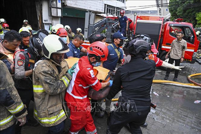 Lực lượng cứu hộ chuyển thi thể nạn nhân trong vụ hỏa hoạn tại Jakarta, Indonesia, ngày 9/12/2025. Ảnh: THX/TTXVN
