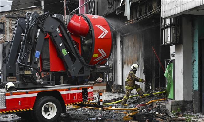 Hiện trường vụ hỏa hoạn tại tòa nhà văn phòng ở Jakarta, Indonesia, ngày 9/12/2025. Ảnh: THX/TTXVN