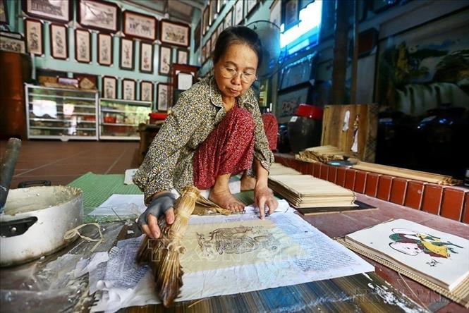 Vật liệu và dụng cụ dùng để in tranh Đông Hồ gồm: giấy dó, các loại màu, ván in, co ván, bìa và thét (chổi làm bằng lá thông). Ảnh: Minh Quyết - TTXVN