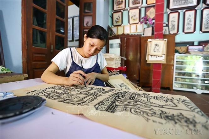 Nghề làm tranh dân gian ở làng Đông Hồ giờ chỉ còn ít gia đình duy trì. Trước nguy cơ này, việc ban hành các chủ trương, biện pháp nhằm bảo tồn và phát huy giá trị di sản văn hóa phi vật thể nghề làm tranh dân gian Đông Hồ là rất cần thiết (2019). Ảnh: Minh Quyết - TTXVN