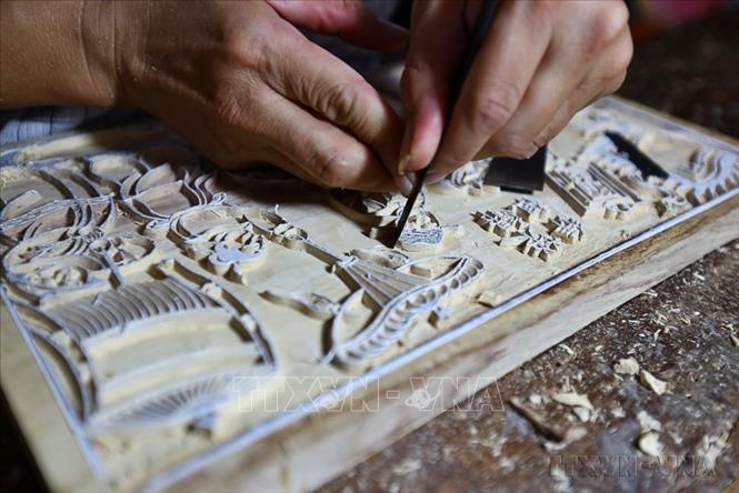 Ván khắc in tranh Đông Hồ có 2 loại: ván in nét và ván in màu. Ván in nét thường được làm từ gỗ thị hoặc gỗ thừng mực. Gỗ thị có thớ đa chiều, vừa mềm, dễ khắc lại vừa dai, do đó khi khắc ván in, nghệ nhân có kỹ năng chạm khắc giỏi, sẽ tạo được các nét gọn, mảnh, nhỏ, tinh vi và ván in lại mềm. Dụng cụ khắc ván là những mũi đục hay còn gọi là bộ ve, được làm bằng thép cứng. Mỗi bộ ve có khoảng 30 - 40 chiếc. Ảnh: Minh Quyết – TTXVN