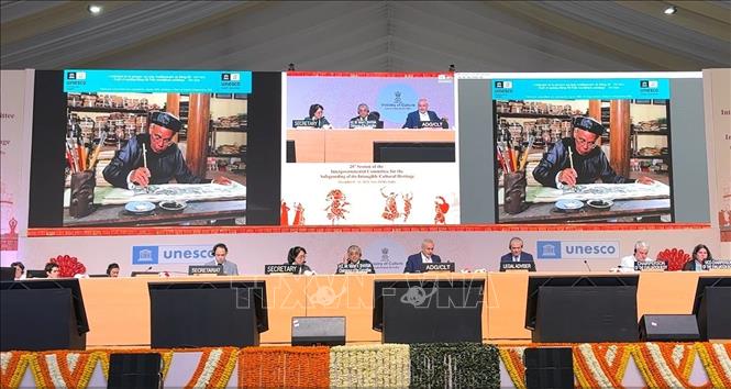 Nghệ nhân trình diễnkỹ thuật làm tranh dân gian Đông Hồ tại Kỳ họp lần thứ 20 của Ủy ban Liên chính phủ Công ước 2003 về bảo vệ di sản văn hóa phi vật thể của UNESCO. Ảnh: Ngọc Thúy - P/v TTXVN tại New Delhi