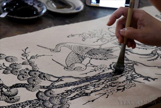 Nghệ nhân vẽ tranh Đông Hồ (2020). Ảnh: Đinh Văn Nhiều - TTXVN