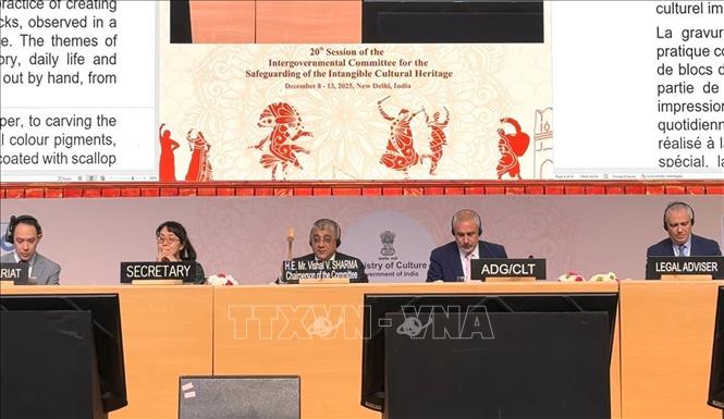 Ông Vishal V. Sharma, Đại sứ, Phái đoàn thường trực của Ấn Độ bên cạnh UNESCO, Chủ tịch Kỳ họp lần thứ 20 Ủy ban Liên chính phủ Công ước 2003 về bảo vệ di sản văn hóa phi vật thể của UNESCO gõ búa ghi danh di sản Nghề làm tranh dân gian Đông Hồ vào Danh sách di sản văn hóa phi vật thể cần bảo vệ khẩn cấp. Ảnh: Ngọc Thúy - P/v TTXVN tại New Delhi