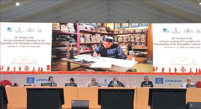 Nghệ nhân trình diễn kỹ thuật làm tranh dân gian Đông Hồ tại Kỳ họp lần thứ 20 của Ủy ban Liên chính phủ Công ước 2003 về bảo vệ di sản văn hóa phi vật thể của UNESCO. Ảnh: Ngọc Thúy - P/v TTXVN tại New Delhi