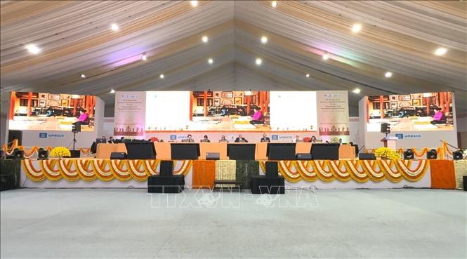 Không gian sản xuất tranh dân gian Đông Hồ được trình chiếu tại Kỳ họp lần thứ 20 Ủy ban Liên chính phủ Công ước 2003 về bảo vệ di sản văn hóa phi vật thể của UNESCO. Ảnh: Ngọc Thúy - P/v TTXVN tại New Delhi 