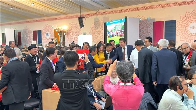 Các đại biểu quốc tế tới chúc mừng Đoàn Việt Nam. Ảnh: Ngọc Thúy - P/v TTXVN tại New Delhi