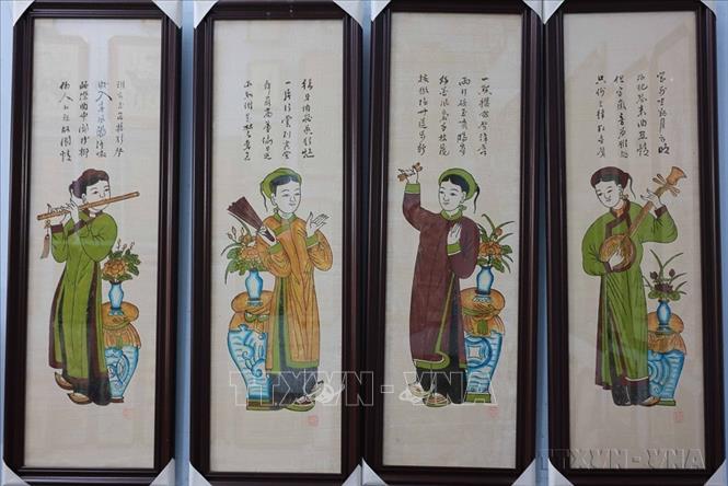 Tranh dân gian Đông Hồ được chia thành nhiều loại: Tranh thờ, tranh chúc tụng, tranh lịch sử, tranh truyện, tranh phương ngôn, tranh cảnh vật và tranh phản ánh sinh hoạt (2025). Ảnh: Hoàng Hiếu - TTXVN