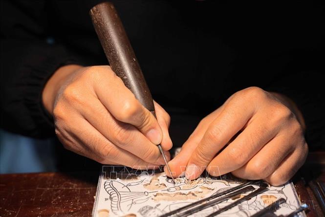 Nghệ nhân có kỹ năng chạm khắc giỏi sẽ tạo được các nét gọn, mảnh, nhỏ, tinh vi và sắc nét (2025). Ảnh: Hoàng Hiếu - TTXVN