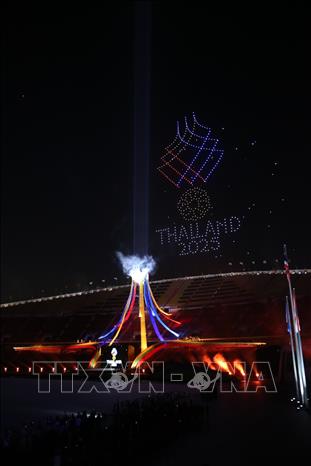 Ngọn đuốc được thắp sáng tại lễ khai mạc SEA Games 33. Ảnh: Minh Quyết - PV TTXVN từ Thái Lan