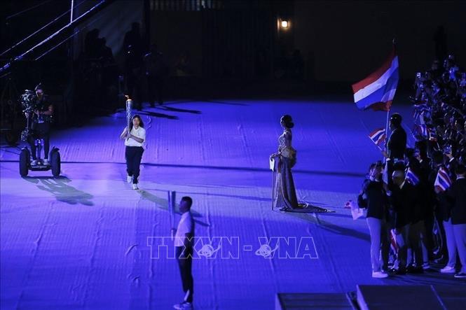 Các VĐV nổi tiếng của nước chủ nhà thực hiện nghi thức rước đuốc thắp sáng đài lửa SEA Games 33. Ảnh: Minh Quyết - PV TTXVN từ Thái Lan