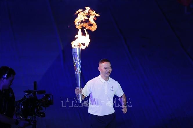 Các VĐV nổi tiếng của nước chủ nhà thực hiện nghi thức rước đuốc thắp sáng đài lửa SEA Games 33. Ảnh: Minh Quyết - PV TTXVN từ Thái Lan