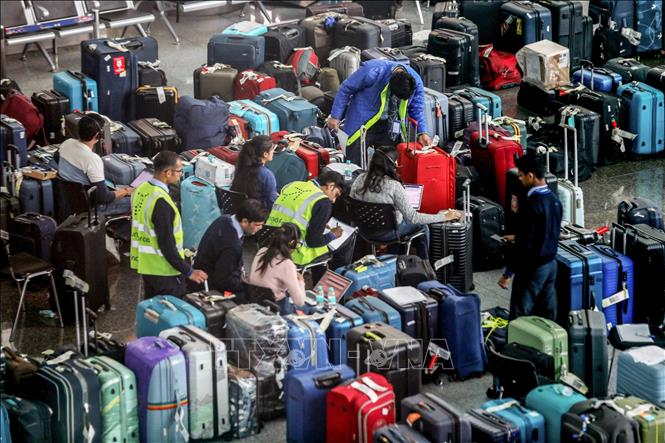 Hành khách chờ đợi tại sân bay quốc tế Indira Gandhi ở New Delhi, Ấn Độ, ngày 8/12/2025. Ảnh: ANI/TTXVN