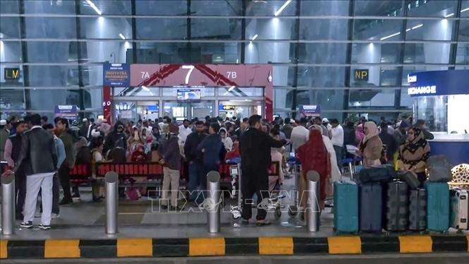 Hành khách chờ đợi tại sân bay quốc tế Indira Gandhi ở New Delhi, Ấn Độ, ngày 8/12/2025. Ảnh: ANI/TTXVN