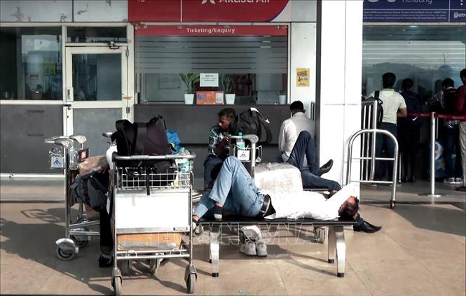 Hành khách chờ đợi tại sân bay quốc tế Chennai, Ấn Độ, ngày 8/12/2025. Ảnh: ANI/TTXVN