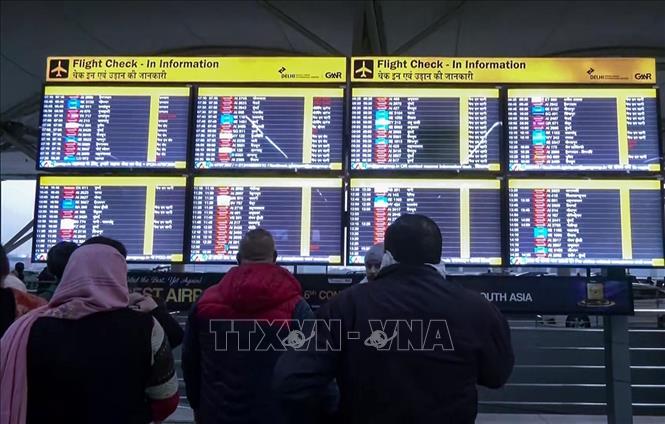 Hành khách chờ đợi tại sân bay quốc tế Indira Gandhi ở New Delhi, Ấn Độ, ngày 8/12/2025. Ảnh: ANI/TTXVN