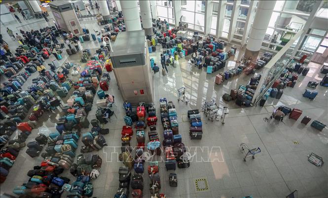 Hành lý của hành khách tại sân bay quốc tế Indira Gandhi ở New Delhi, Ấn Độ, ngày 8/12/2025. Ảnh: ANI/TTXVN