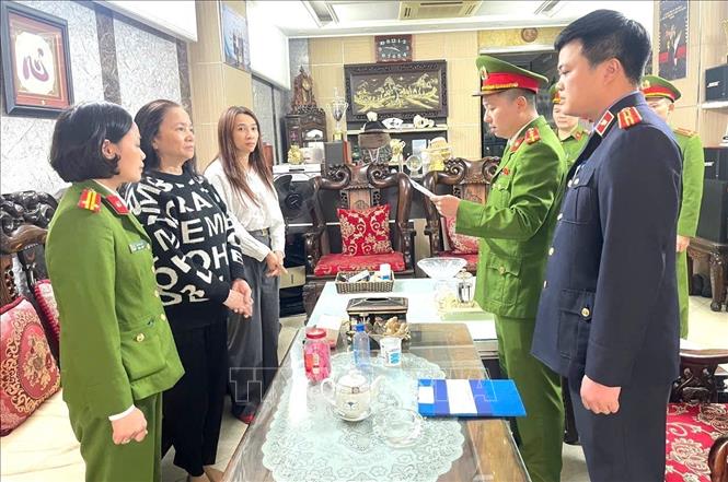 Cơ quan CSĐT tống đạt Quyết định khởi tố, bắt tạm giam đối với bà Lê Thị Thu Hương. Ảnh TTXVN phát 
