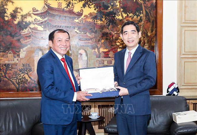 Bộ trưởng Nguyễn Văn Hùng (trái) và Đại sứ Phạm Việt Hùng. Ảnh: TTXVN phát