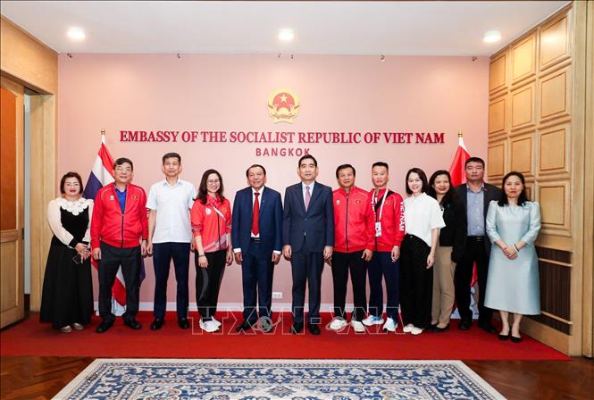 Bộ trưởng Nguyễn Văn Hùng và đại diện Đoàn thể thao Việt Nam chụp ảnh lưu niệm với cán bộ, nhân viên Đại sứ quán Việt Nam tại Thái Lan. Ảnh: TTXVN phát