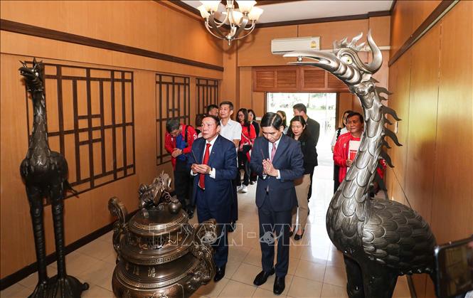 Bộ trưởng Nguyễn Văn Hùng cùng Đại sứ Phạm Việt Hùng dâng hương trước Ban thờ Bác Hồ trong khuôn viên Đại sứ quán Việt Nam tại Thái Lan. Ảnh: TTXVN phát