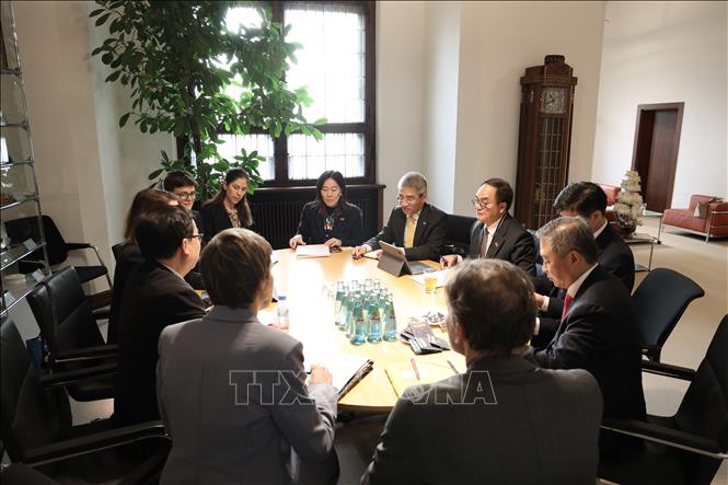 Đoàn công tác Bộ Nội vụ làm việc cùng lãnh đạo Bộ Lao động và Xã hội Liên bang Đức tại Leipzig. Ảnh: Thu Hằng - PV TTXVN tại Đức