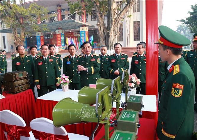 Đại tướng Phan Văn Giang, Bộ trưởng Bộ Quốc phòng và đại biểu tham quan trưng bày các sản phẩm quốc phòng.  Ảnh: Trọng Đức - TTXVN