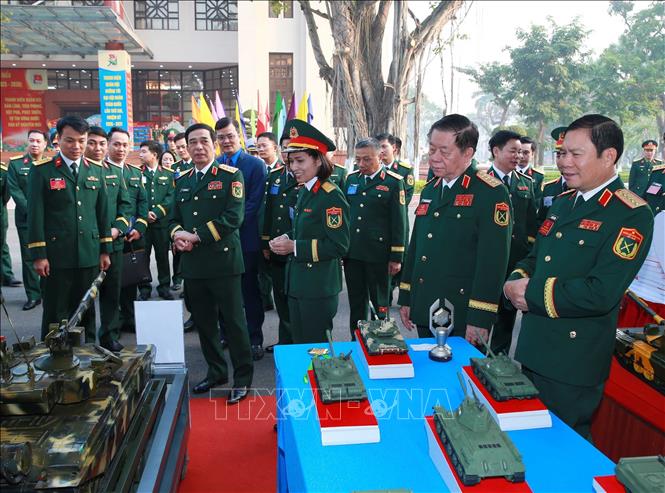 Đại tướng Phan Văn Giang, Bộ trưởng Bộ Quốc phòng và đại biểu tham quan trưng bày các sản phẩm quốc phòng. Ảnh: Trọng Đức - TTXVN