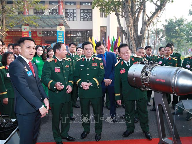Đại tướng Phan Văn Giang, Bộ trưởng Bộ Quốc phòng và đại biểu tham quan trưng bày các sản phẩm quốc phòng. Ảnh: Trọng Đức - TTXVN