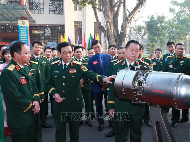 Đại tướng Phan Văn Giang, Bộ trưởng Bộ Quốc phòng và đại biểu tham quan trưng bày các sản phẩm quốc phòng. Ảnh: Trọng Đức - TTXVN