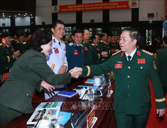 Đại tướng Nguyễn Trọng Nghĩa, Ủy viên Bộ Chính trị, Bí thư Trung ương Đảng, Chủ nhiệm Tổng cục Chính trị QĐND Việt Nam với các đại biểu. Ảnh: Trọng Đức - TTXVN