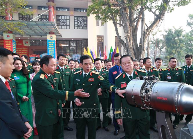 Đại tướng Phan Văn Giang, Bộ trưởng Bộ Quốc phòng và đại biểu tham quan trưng bày các sản phẩm quốc phòng. Ảnh: Trọng Đức - TTXVN
