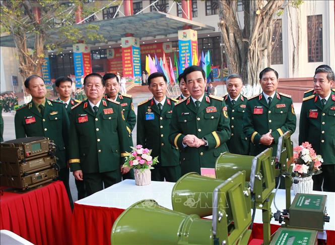 Đại tướng Phan Văn Giang, Bộ trưởng Bộ Quốc phòng và đại biểu tham quan trưng bày các sản phẩm quốc phòng. Ảnh: Trọng Đức - TTXVN
