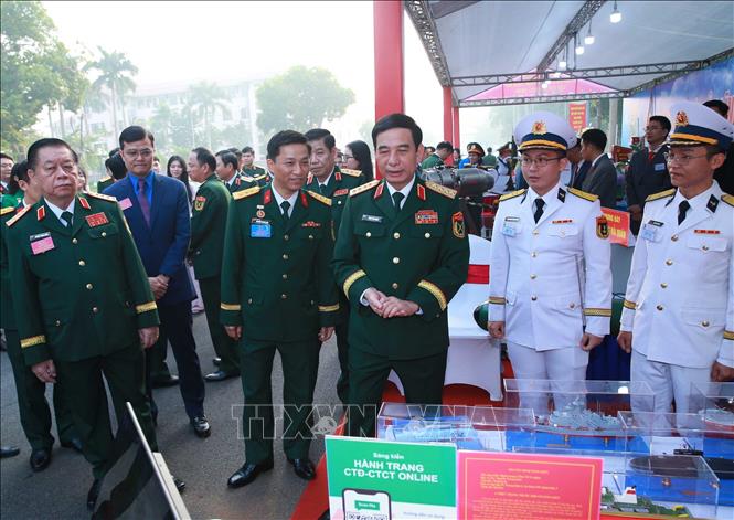 Đại tướng Phan Văn Giang, Bộ trưởng Bộ Quốc phòng và đại biểu tham quan trưng bày các sản phẩm quốc phòng. Ảnh: Trọng Đức - TTXVN