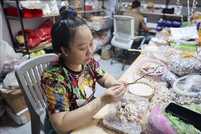An artisan crafts the shell into pieces of arts in Phan Chu Trinh, Vung Tau ward, Ho Chi Minh city. VNA Photo: Hoàng Nhị 