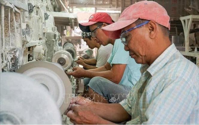 Artisans at the Thanh Them shell handicraft workshop on Phan Chu Trinh Street, Vung Tau Ward (Ho Chi Minh City) polish and shape their products. VNA Photo: Hoàng Nhị 